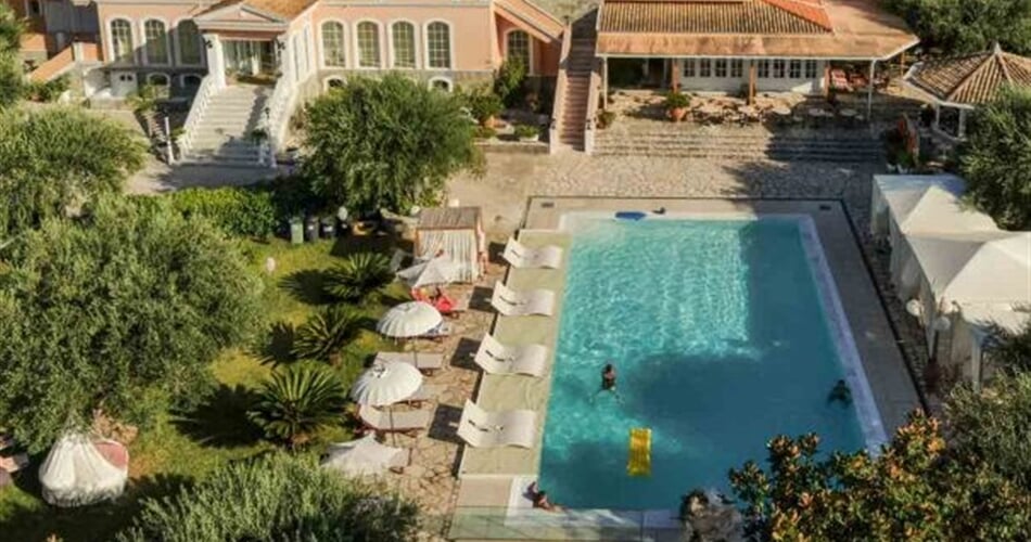 hotelnefeli-garten-pool-hotel-von-oben-01-605x465