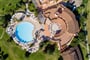 Letecký pohled na bazén a centrální část hotelu, Castiadas, Sardinie