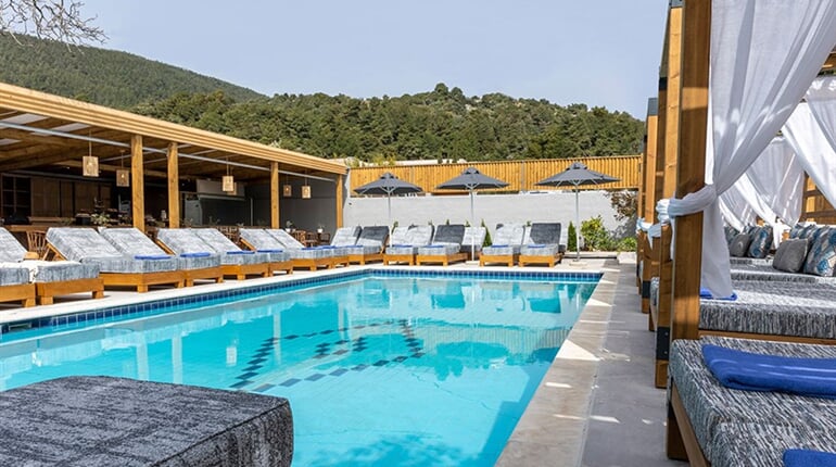 Hotel Skiathos Thalassa/Theros: fotografie vybavení exteriérů a interiérů ubytování.