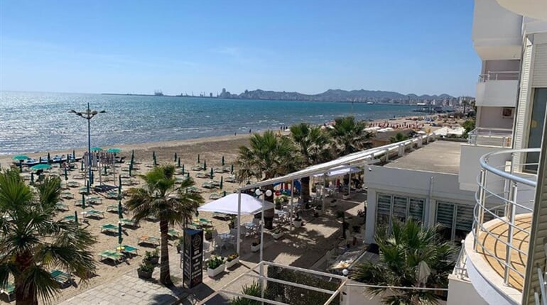 Apartmánový dům Wave Beachfront: fotografie vybavení exteriérů a interiérů ubytování.