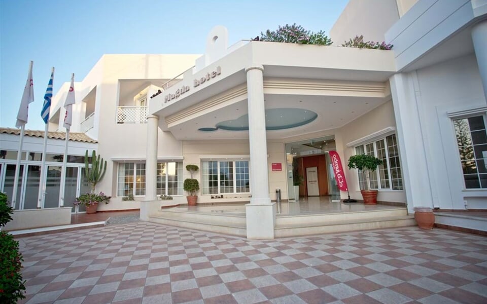 magda_hotel_00-front-side-i-entrance