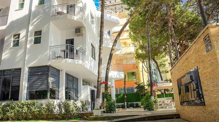 Hotel Andi: fotografie vybavení exteriérů a interiérů ubytování.