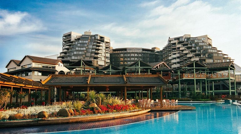 Hotel Limak Lara Deluxe & Resort: fotografie vybavení exteriérů a interiérů ubytování.