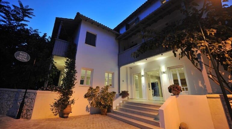 Hotel Agios Nikitas: fotografie vybavení exteriérů a interiérů ubytování.