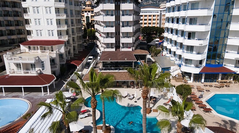 Hotel Savk: fotografie vybavení exteriérů a interiérů ubytování.