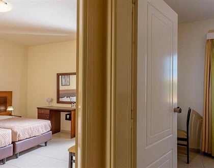 Hotel Theo: fotografie vybavení exteriérů a interiérů ubytování.