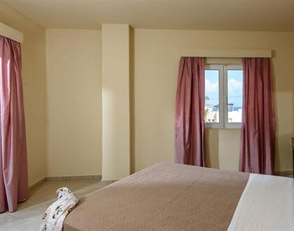 Hotel Theo: fotografie vybavení exteriérů a interiérů ubytování.