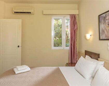Hotel Theo: fotografie vybavení exteriérů a interiérů ubytování.
