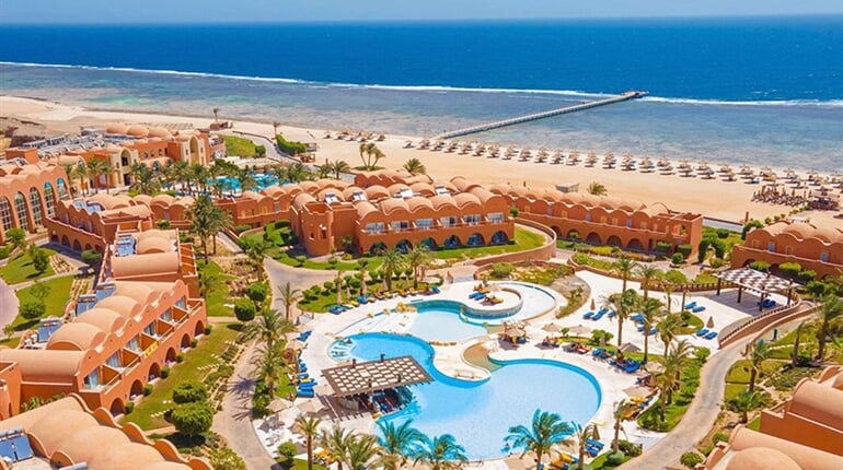 Hotel Novotel Marsa Alam: fotografie vybavení exteriérů a interiérů ubytování.