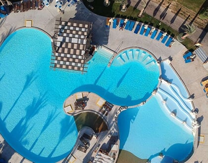 Hotel Novotel Marsa Alam: fotografie vybavení exteriérů a interiérů ubytování.