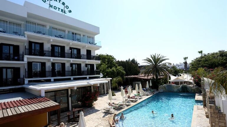 Hotel Dyonisos: fotografie vybavení exteriérů a interiérů ubytování.