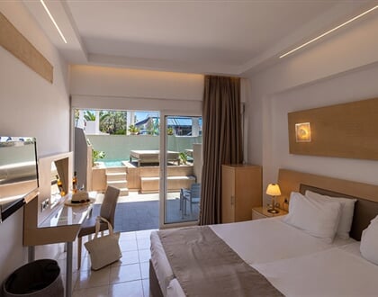 Hotel Kolymbia Bay Art: fotografie vybavení exteriérů a interiérů ubytování.
