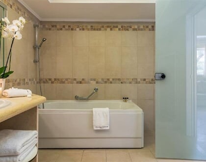 Hotel Lindos Village Resort & Spa: fotografie vybavení exteriérů a interiérů ubytování.