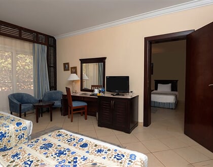 Hotel Amwaj Oyoun Beach Resort: fotografie vybavení exteriérů a interiérů ubytování.