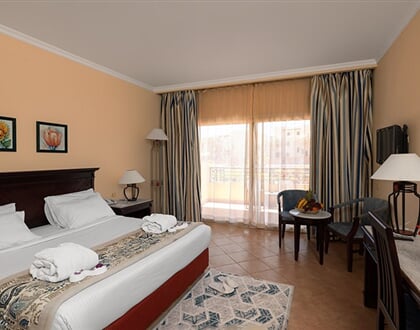 Hotel Amwaj Oyoun Beach Resort: fotografie vybavení exteriérů a interiérů ubytování.
