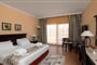 Hotel Amwaj Oyoun Beach Resort: fotografie vybavení exteriérů a interiérů ubytování.