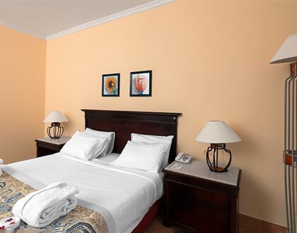 Hotel Amwaj Oyoun Beach Resort: fotografie vybavení exteriérů a interiérů ubytování.