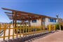 Hotel Amwaj Oyoun Beach Resort: fotografie vybavení exteriérů a interiérů ubytování.
