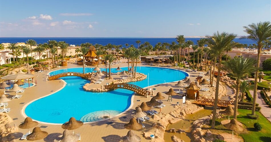Hotel Parrotel Beach Resort: fotografie vybavení exteriérů a interiérů ubytování.
