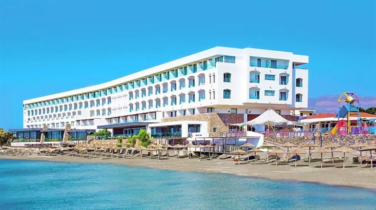 Hotel Petra Mare: fotografie vybavení exteriérů a interiérů ubytování.