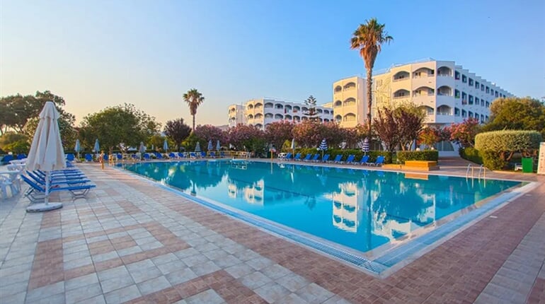 Hotel Continental Palace: fotografie vybavení exteriérů a interiérů ubytování.