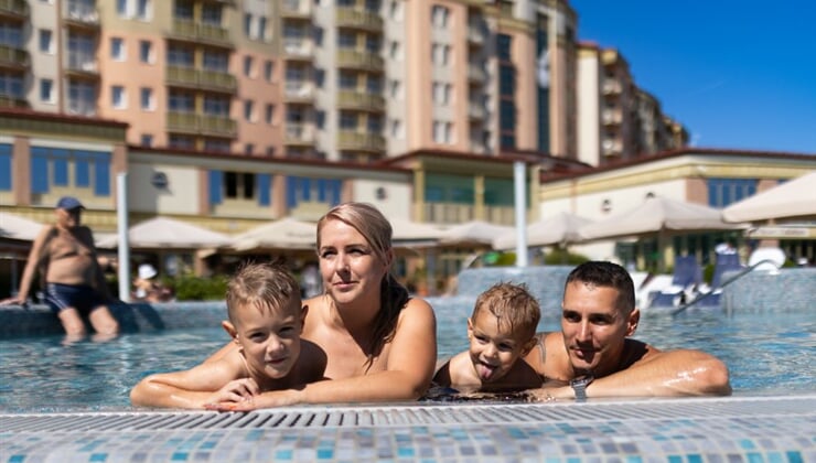 161 karos Outdoor pool with family 018