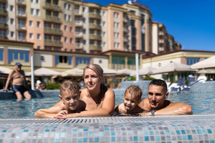 161 karos Outdoor pool with family 018
