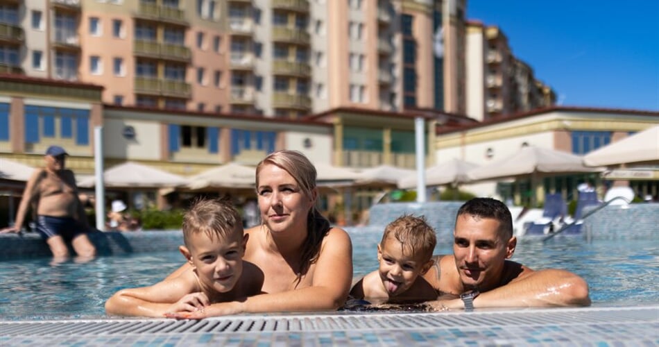 161 karos Outdoor pool with family 018