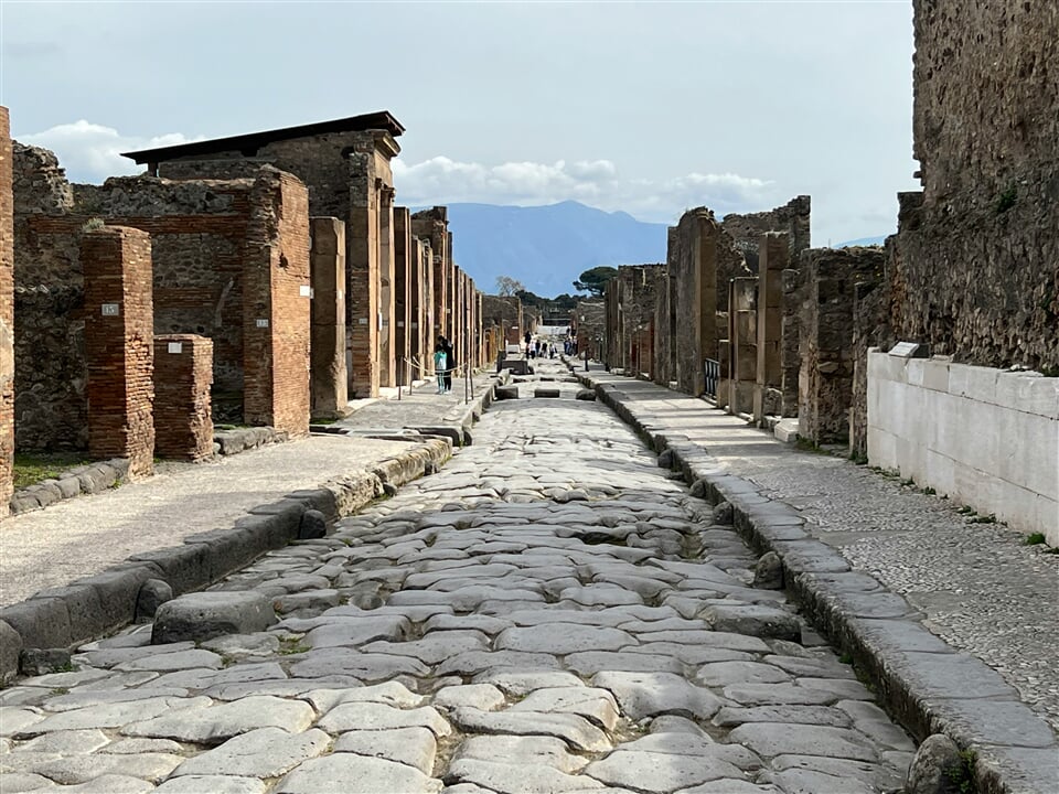 freysteinn g jonsson m6CqgLUyJAI unsplash pompei