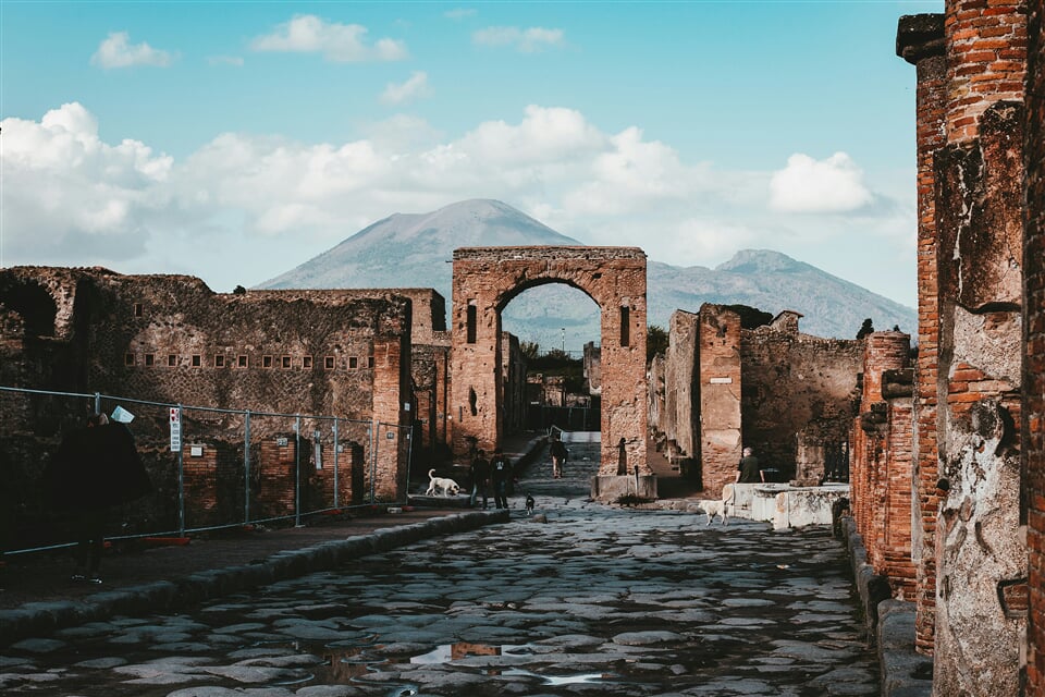 andy holmes h5cYy5OHDWM unsplash pompei