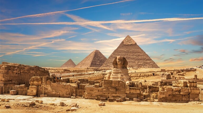 Egypt - Gíza - Sfinga a pyramidy