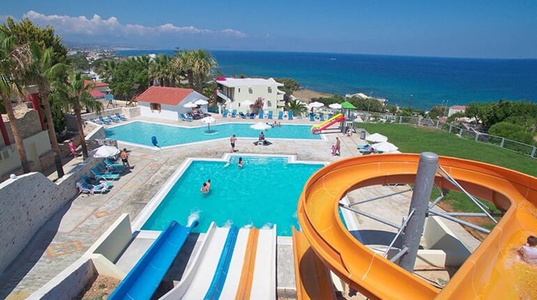 Hotel Rethymno Mare & Water Park: fotografie vybavení exteriérů a interiérů ubytování.