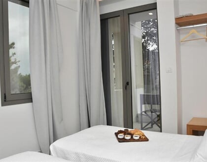 Hotel Mythical Coast Wellness Retreat: fotografie vybavení exteriérů a interiérů ubytování.