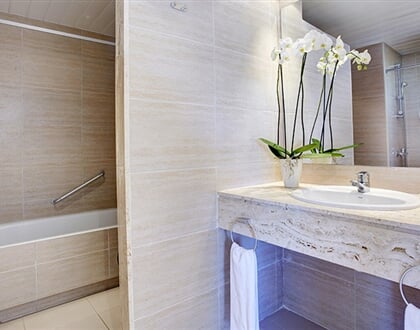 Aparthotel Grupotel Mallorca Mar: fotografie vybavení exteriérů a interiérů ubytování.