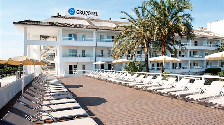 Aparthotel Grupotel Alcudia Suite: fotografie vybavení exteriérů a interiérů ubytování.