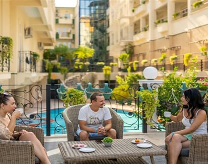 Hotel L'Ancora Beach: fotografie vybavení exteriérů a interiérů ubytování.