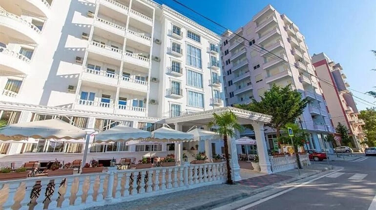 Hotel Esal: fotografie vybavení exteriérů a interiérů ubytování.