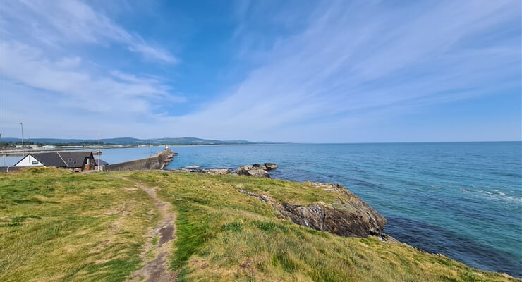 Přístav města Wicklow a jeho rozeklané pobřeží