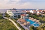Hotel Kokkari Beach: fotografie vybavení exteriérů a interiérů ubytování.