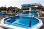 Hotel Kokkari Beach: fotografie vybavení exteriérů a interiérů ubytování.