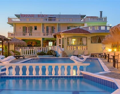 Hotel Kokkari Beach: fotografie vybavení exteriérů a interiérů ubytování.