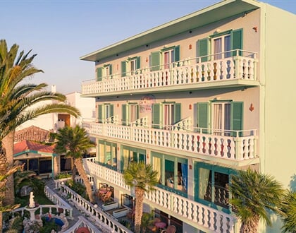 Hotel Kokkari Beach: fotografie vybavení exteriérů a interiérů ubytování.