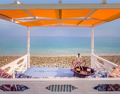 Hotel Kokkari Beach: fotografie vybavení exteriérů a interiérů ubytování.