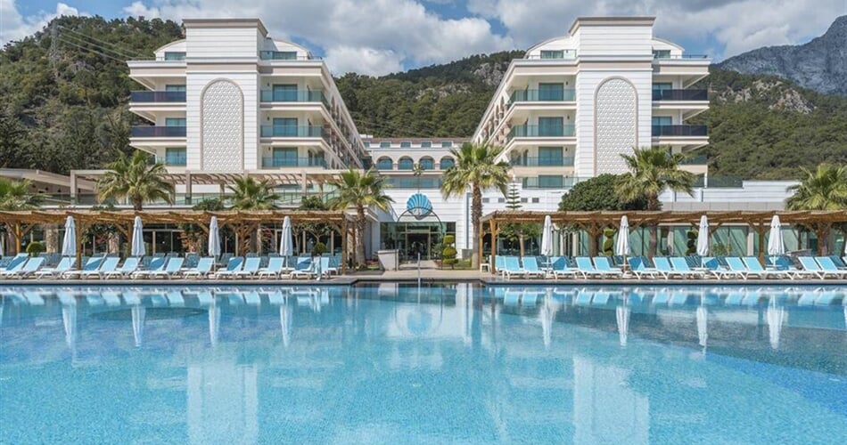 dosinia_luxury_resort_main_building_front_view_main_pool-e1725612174757