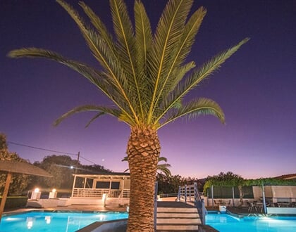 Hotel Zefiros Beach: fotografie vybavení exteriérů a interiérů ubytování.