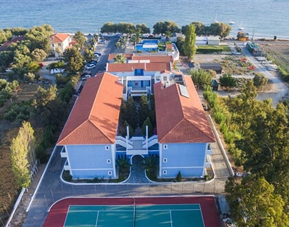 Hotel Zefiros Beach: fotografie vybavení exteriérů a interiérů ubytování.