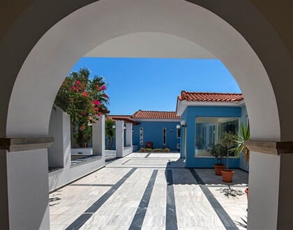 Hotel Zefiros Beach: fotografie vybavení exteriérů a interiérů ubytování.