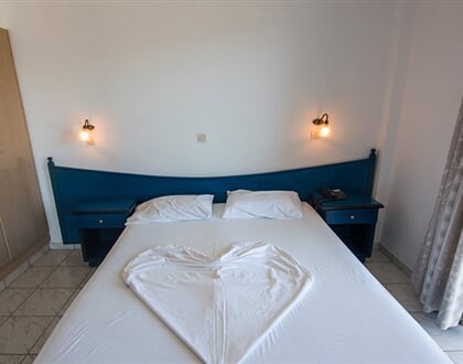 Hotel Zefiros Beach: fotografie vybavení exteriérů a interiérů ubytování.