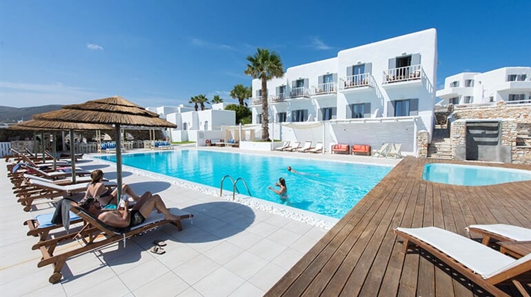 Hotel Paros Bay: fotografie vybavení exteriérů a interiérů ubytování.