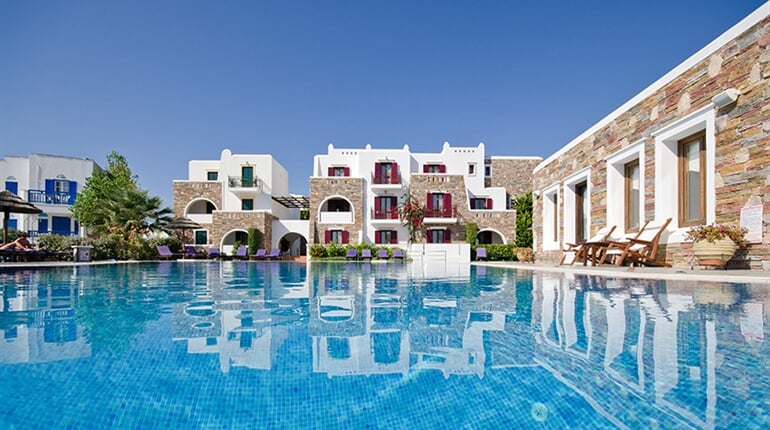 Hotel Naxos Resort: fotografie vybavení exteriérů a interiérů ubytování.